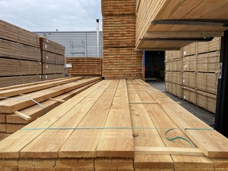 Ca. 168x Douglas planken fijnbezaagd 25x150mm, lengte 500cm